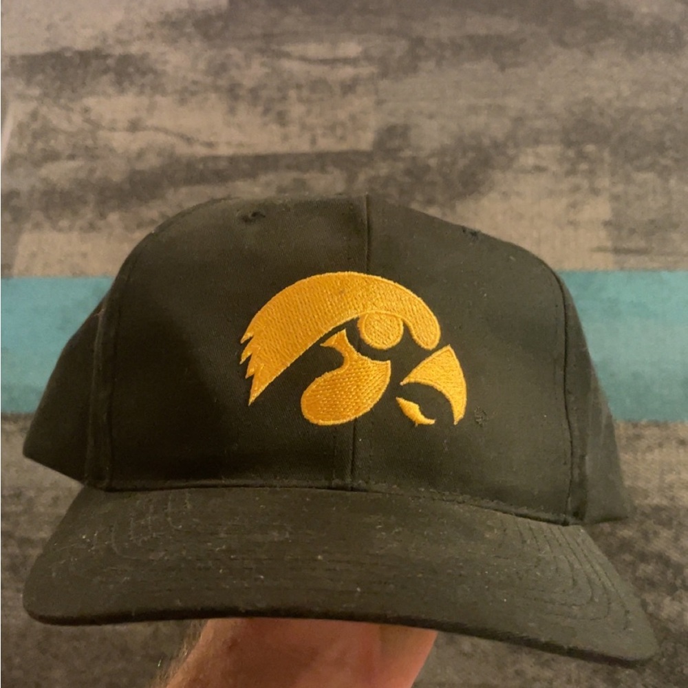 VINTAGE 90s IOWA HAWKEYES SNAPBACK